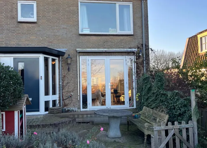 Cosy Garden Riverhouse 招待所 3*